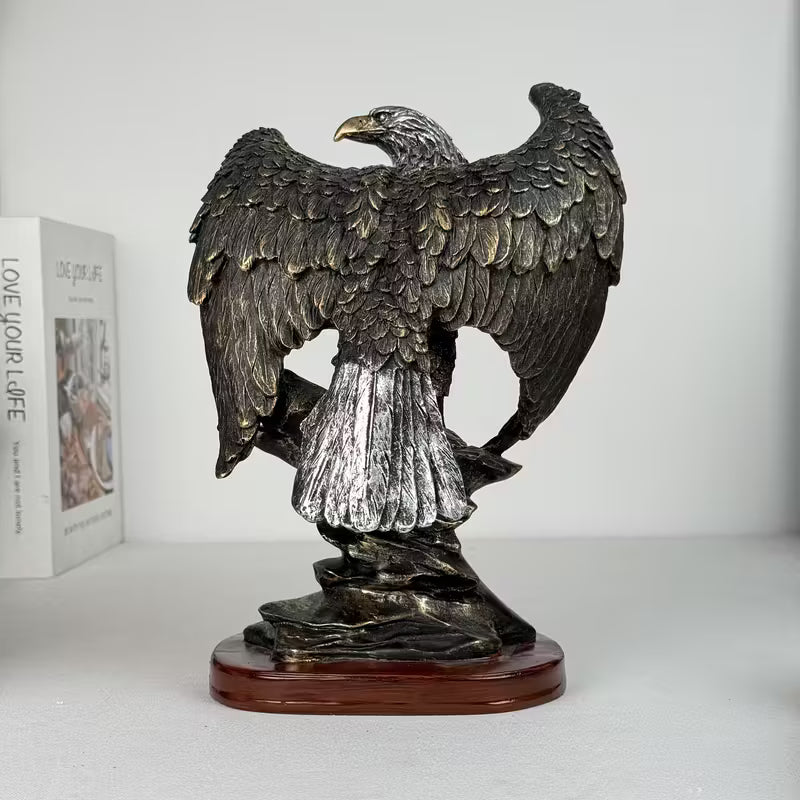 Величественная Резиновая Скульптура Черного Орла